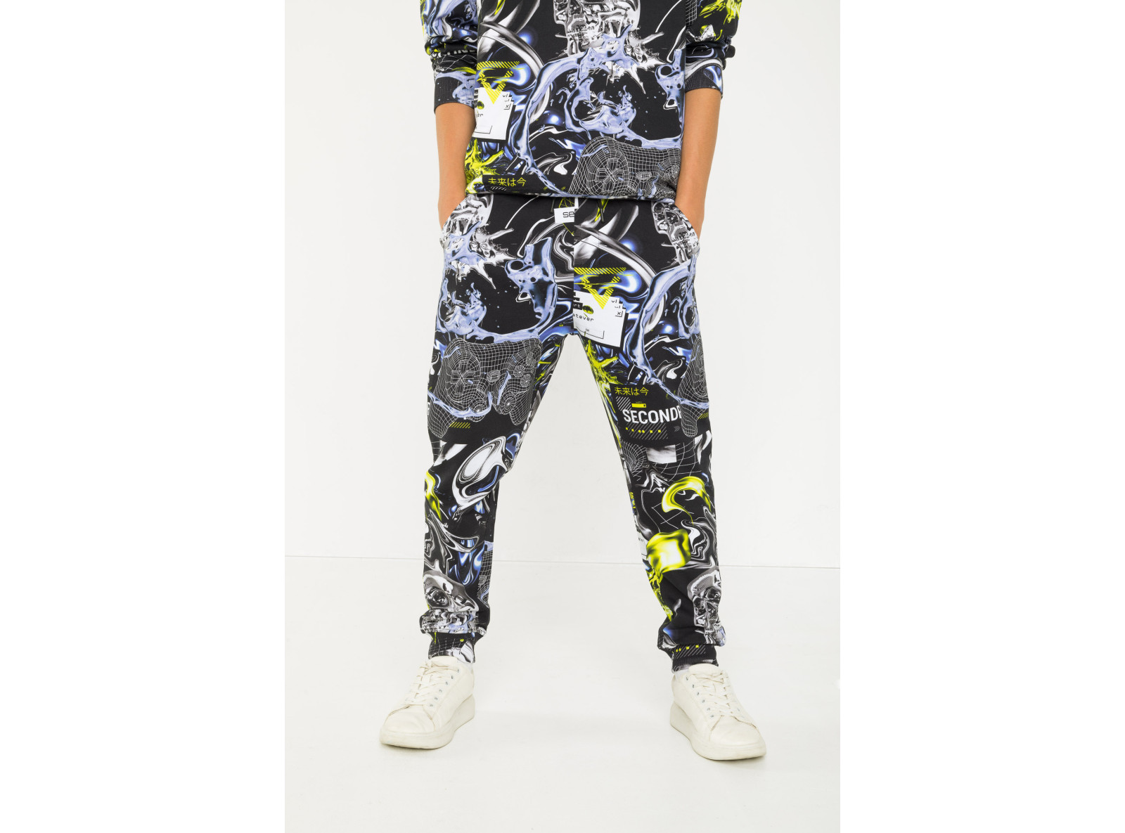 Wielobarwne spodnie dresowe z nadrukami na całości