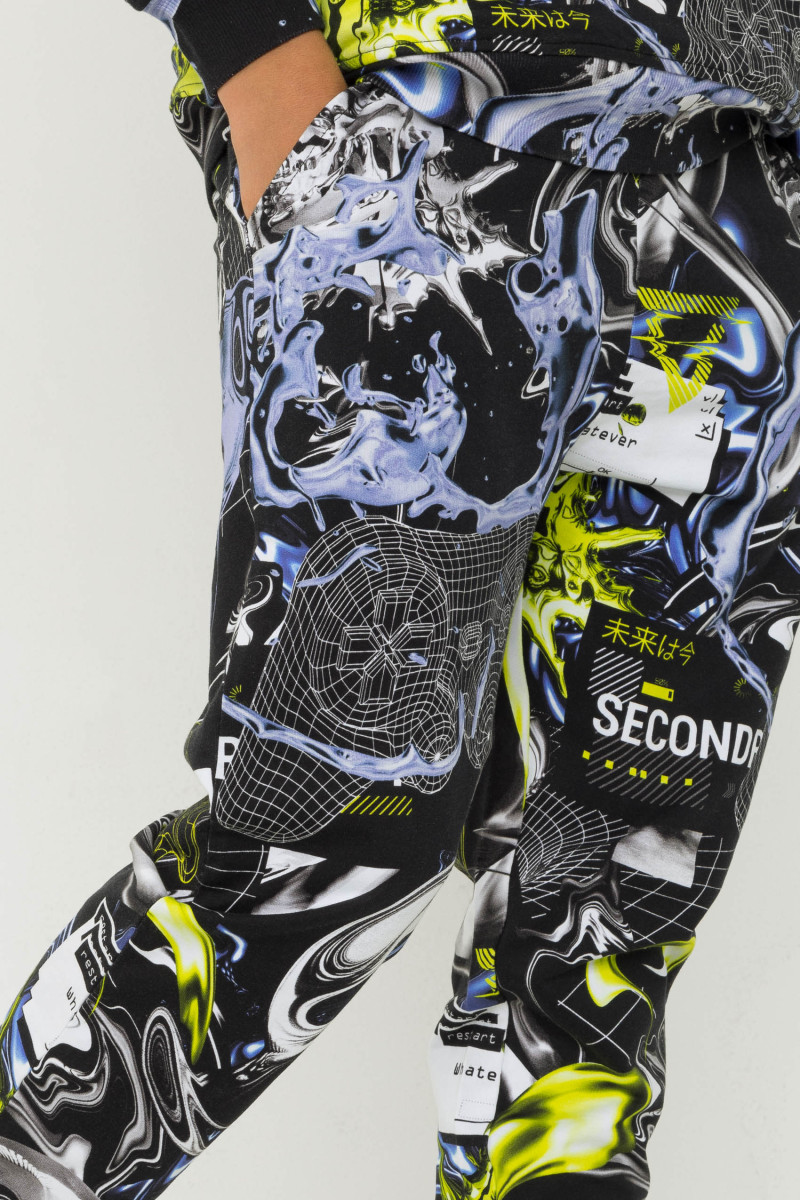 Wielobarwne spodnie dresowe z nadrukami na całości