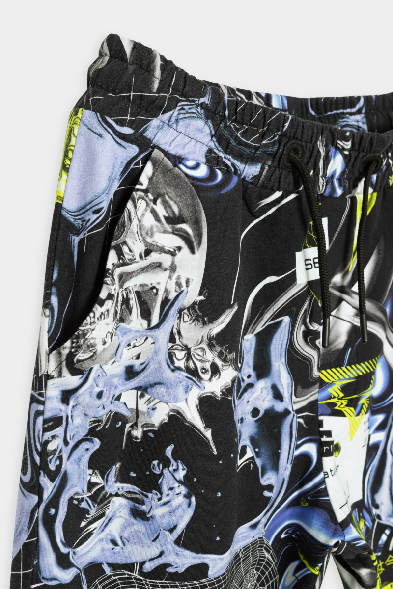 Wielobarwne spodnie dresowe z nadrukami na całości