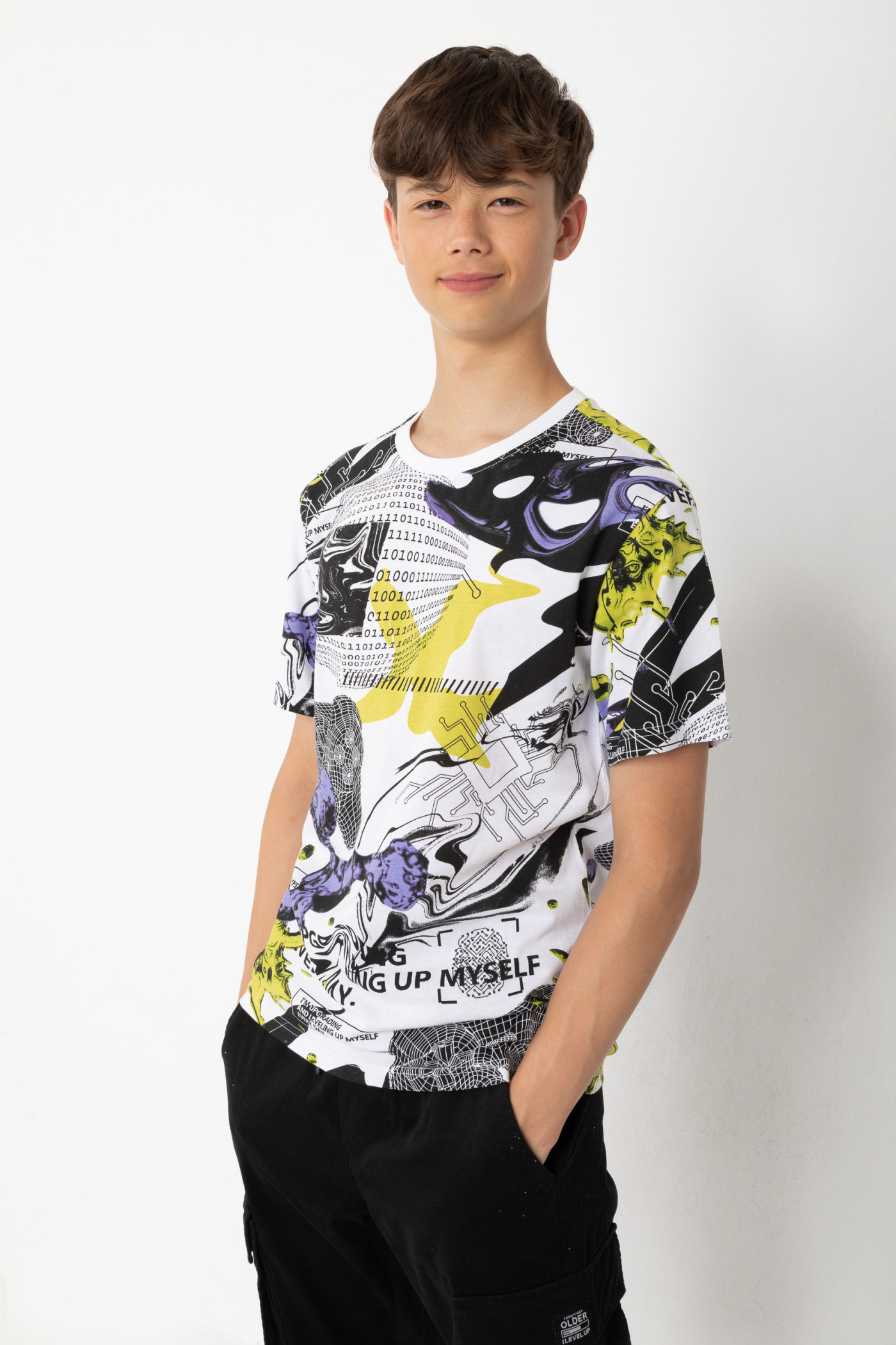 Wielobarwny T-shirt z nadrukami na całości