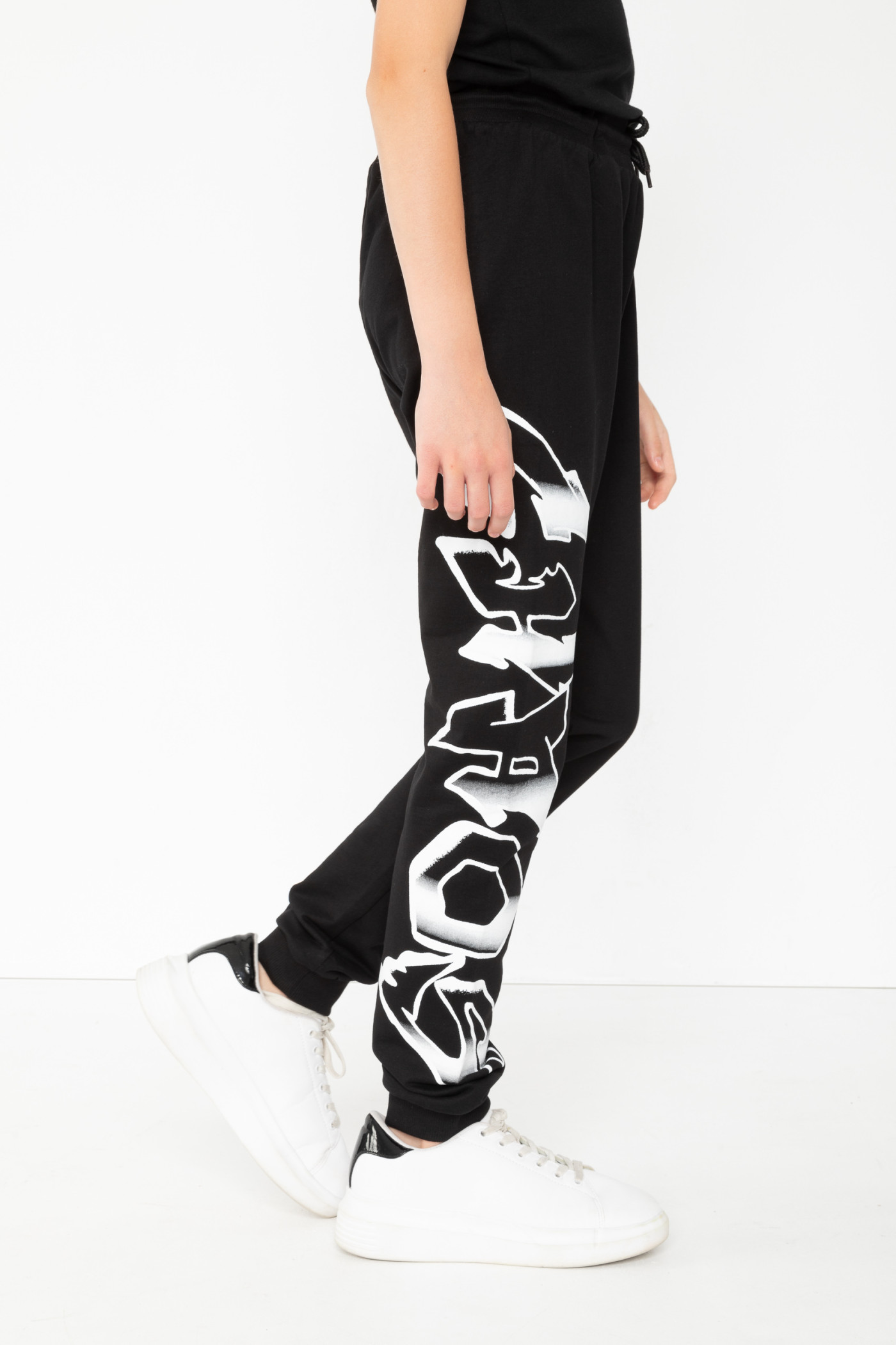 Czarne spodnie dresowe z nadrukiem graffiti