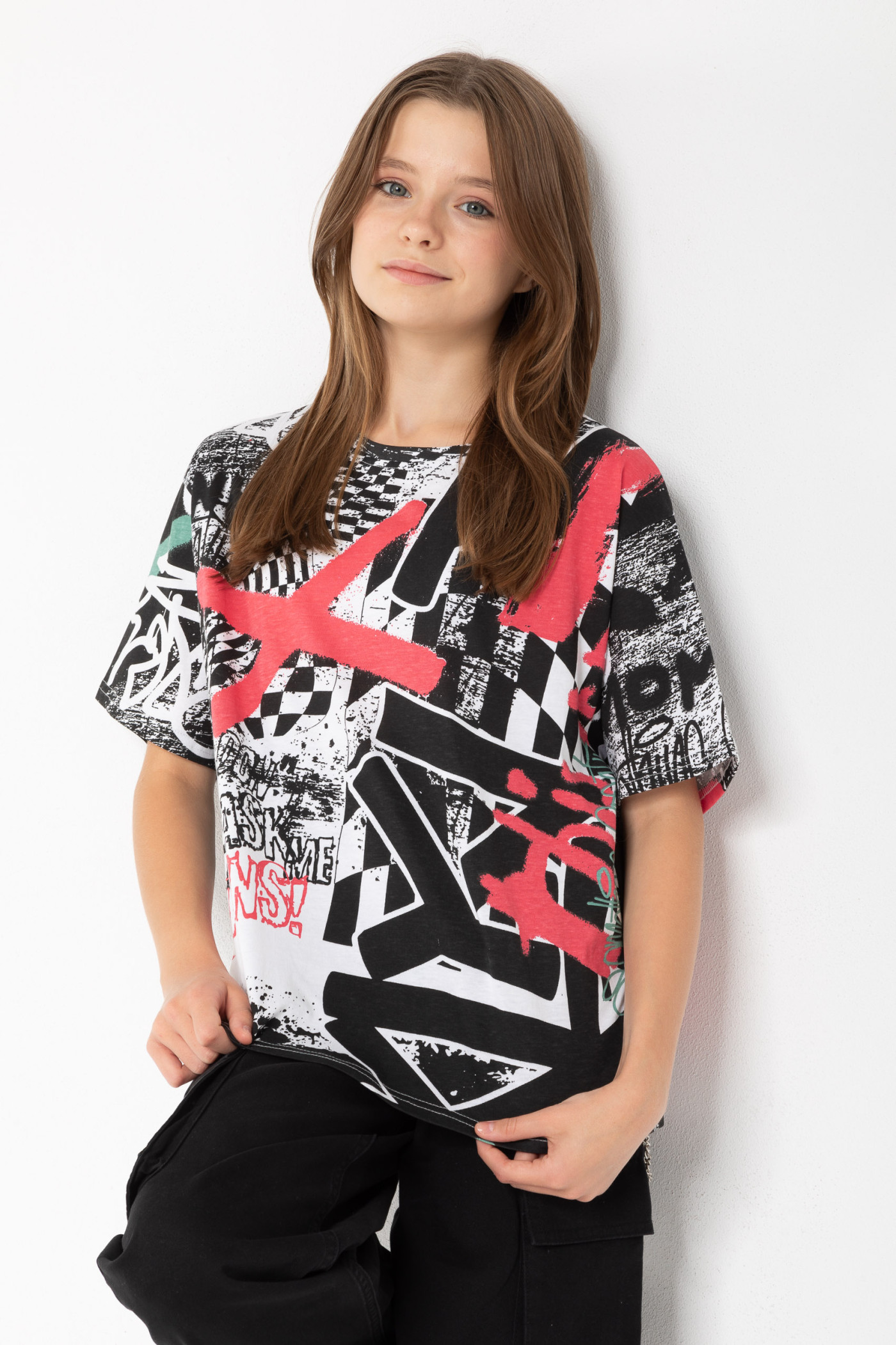 Wielobarwny T-shirt z nadrukami graffiti