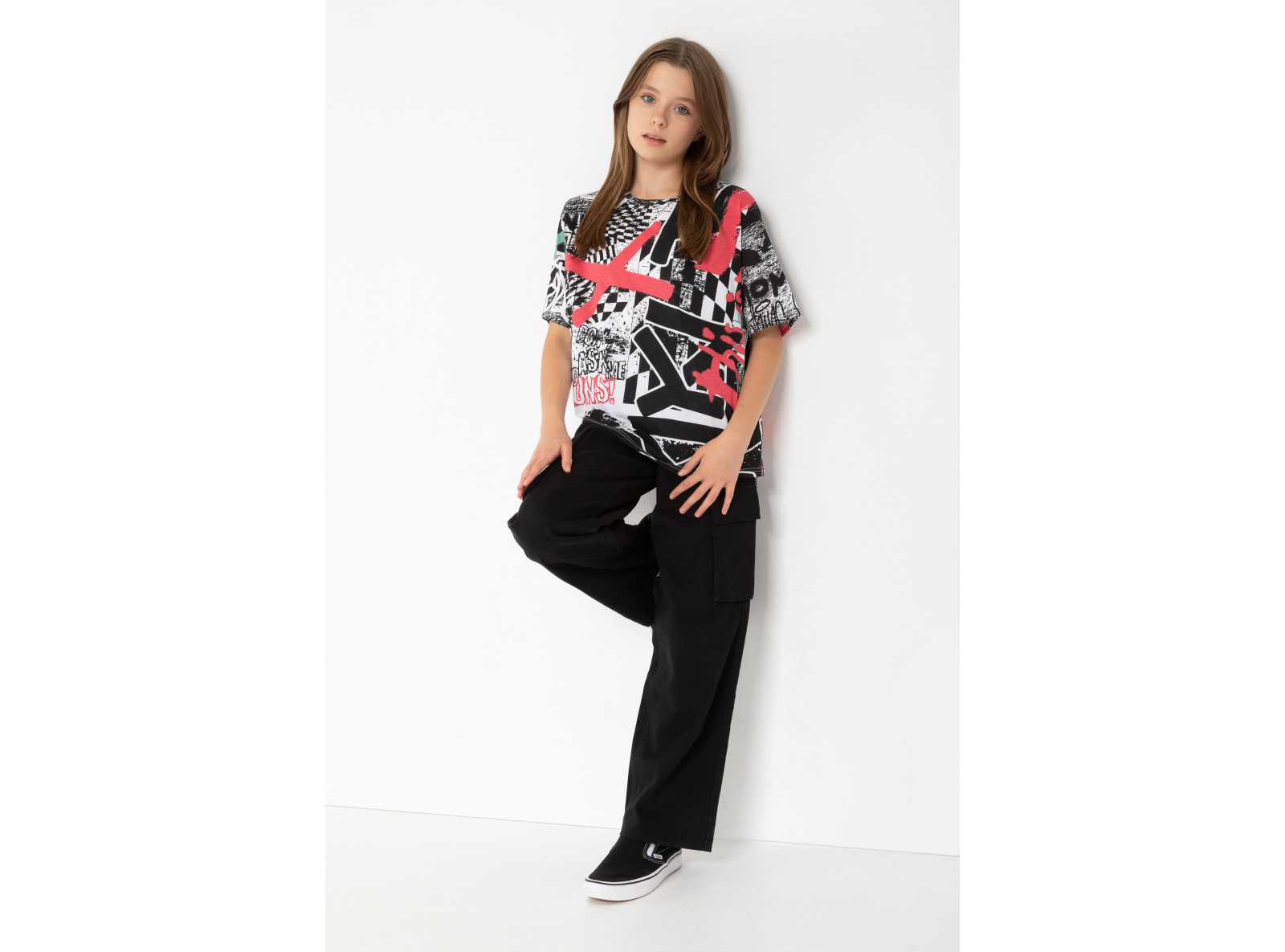 Wielobarwny T-shirt z nadrukami graffiti