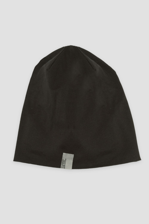 Czarna czapka z aplikacją