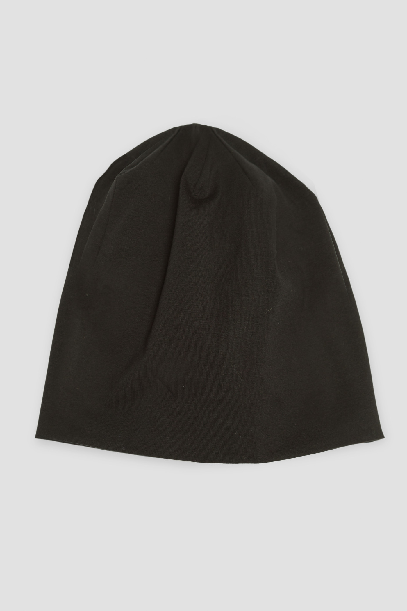 Czarna czapka z aplikacją