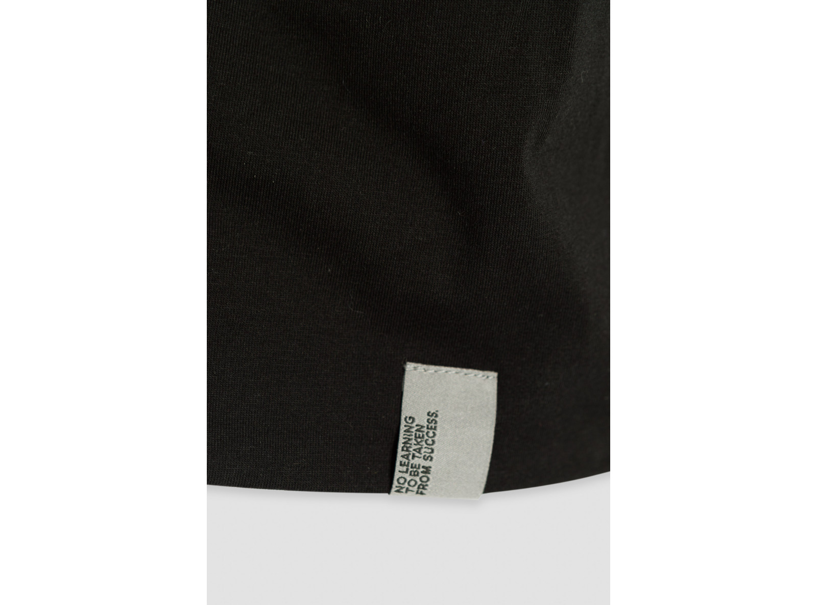 Czarna czapka z aplikacją