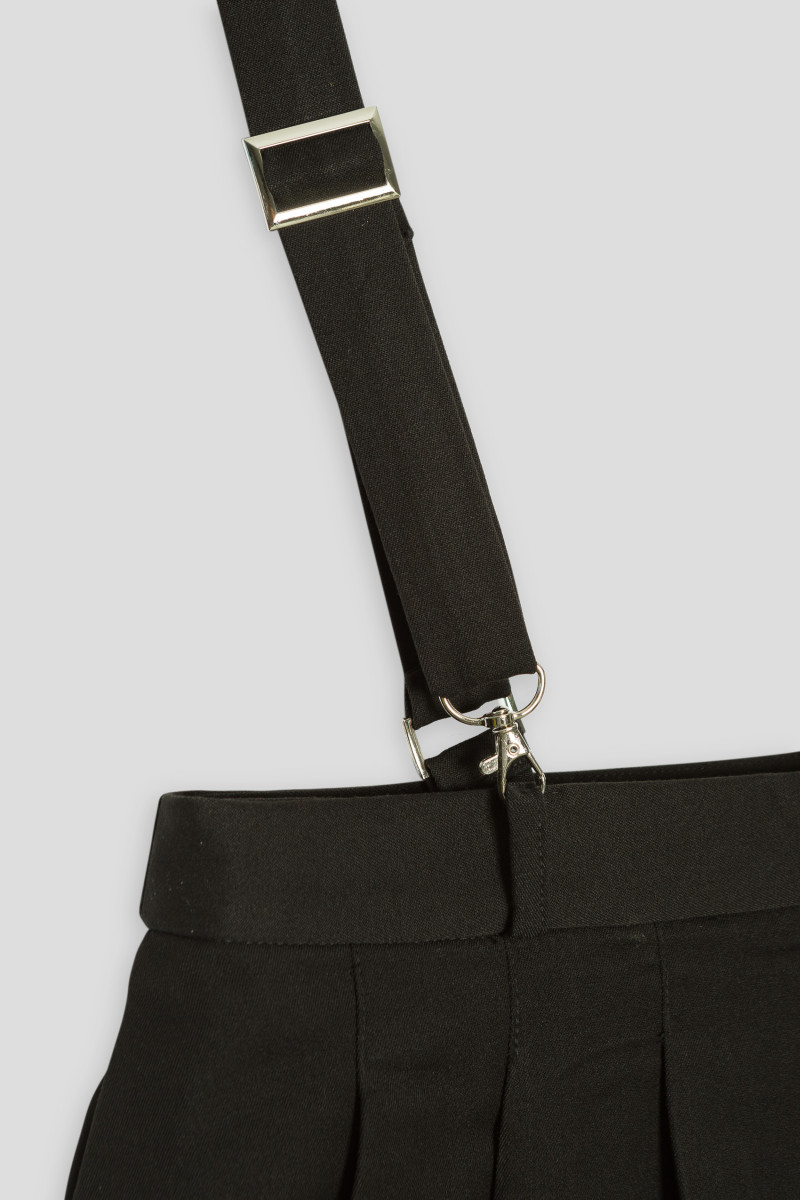 Czarna plisowana spódniczka z szelkami