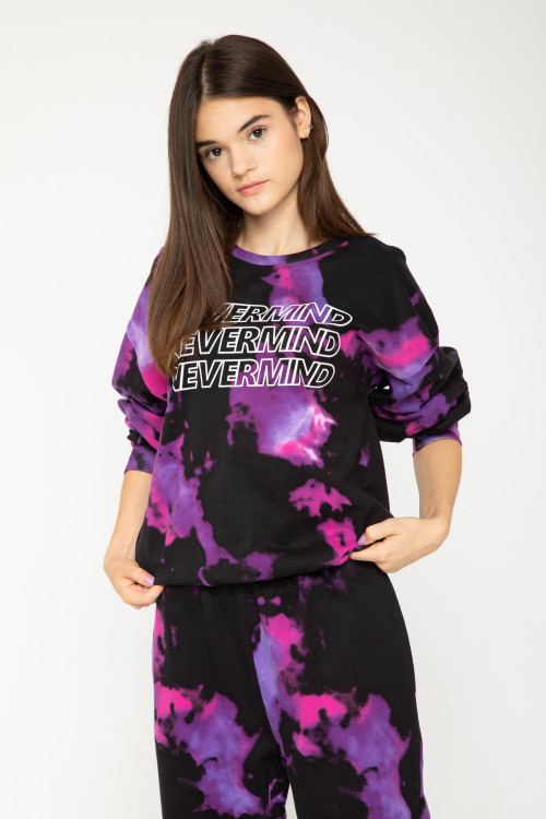 Fioletowa bluza dresowa z nadrukiem tie dye i napisem
