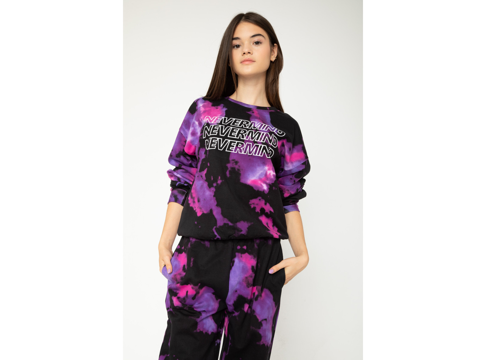 Fioletowa bluza dresowa z nadrukiem tie dye i napisem