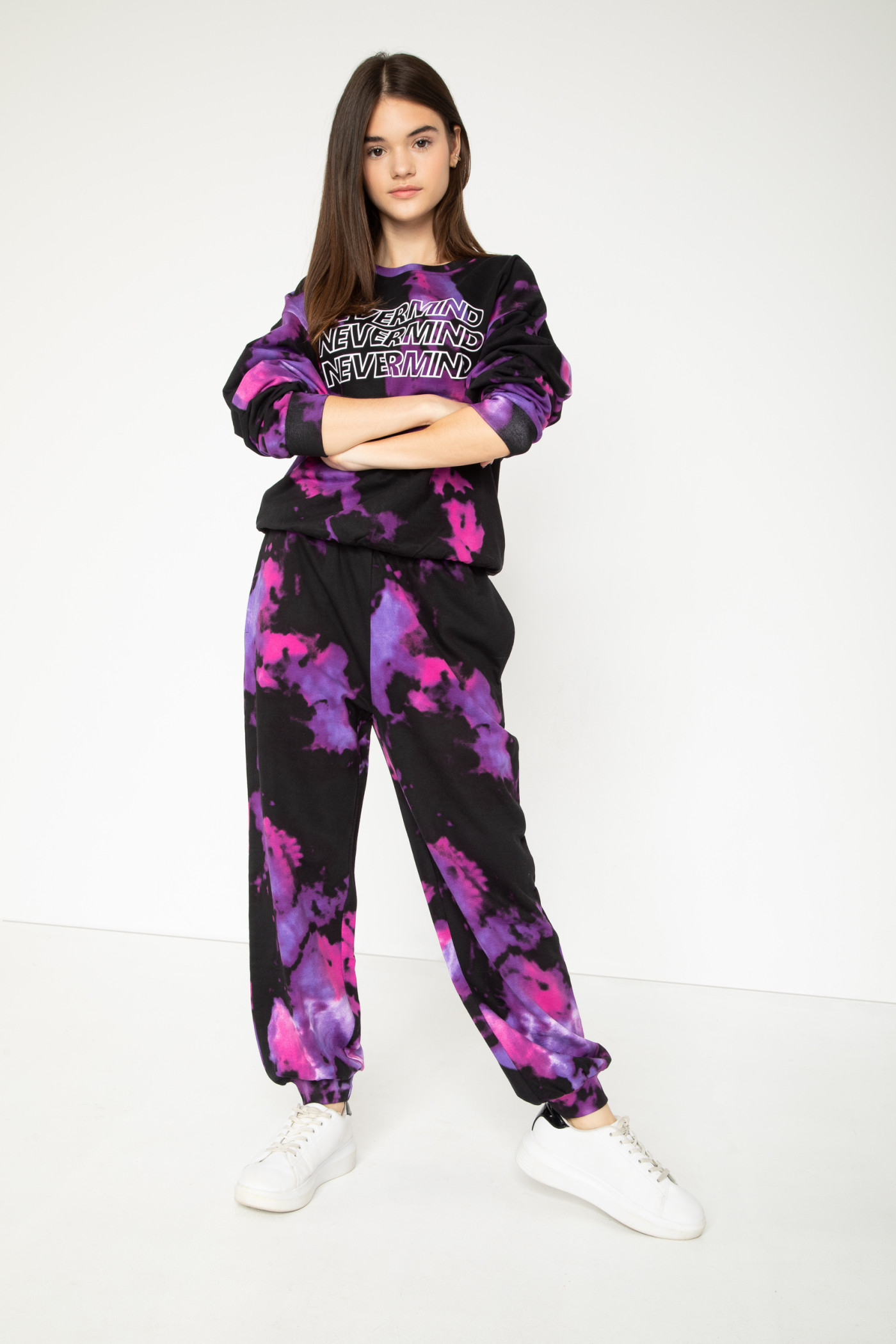 Fioletowa bluza dresowa z nadrukiem tie dye i napisem