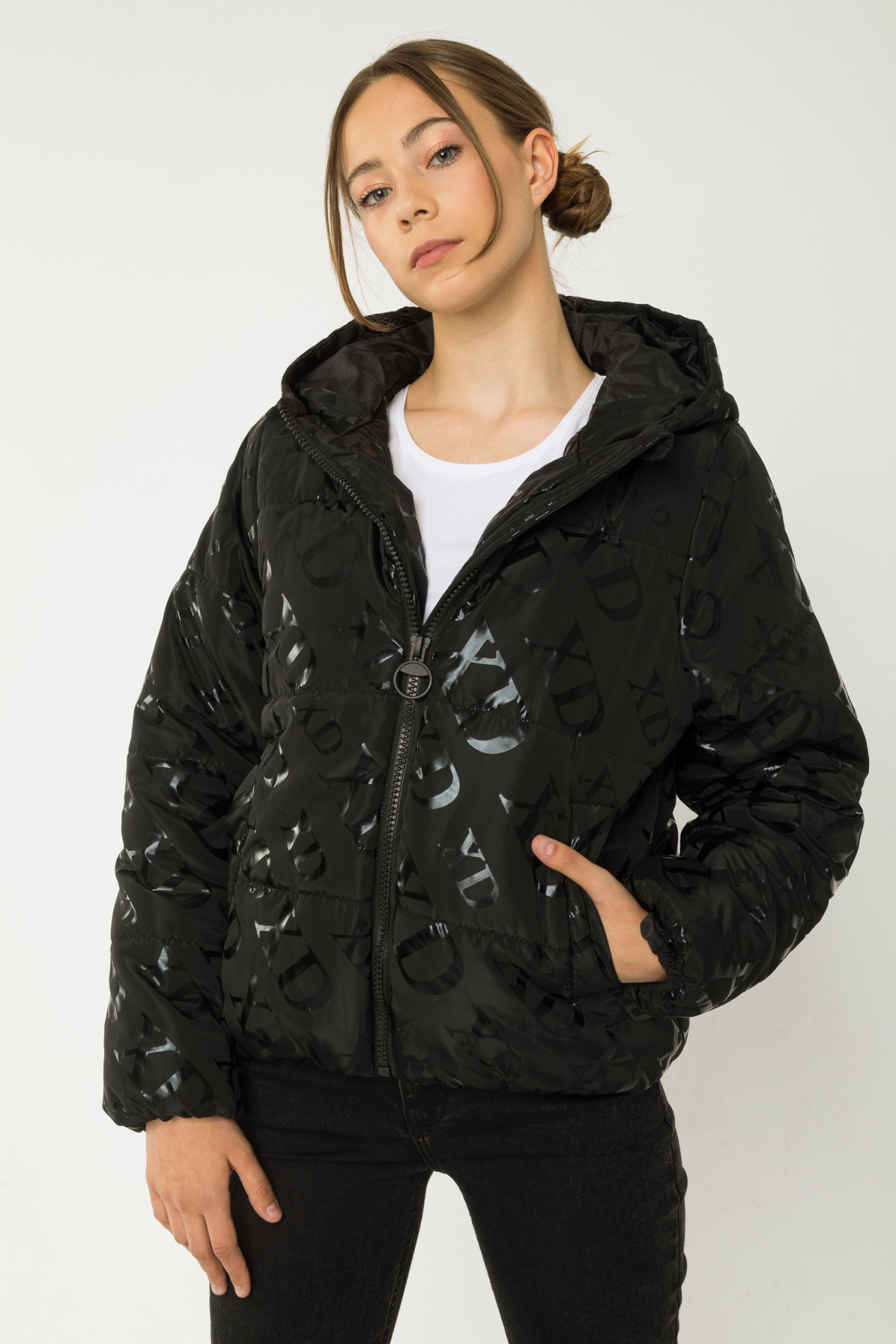 Czarna ocieplana pikowana kurtka z kapturem i nadrukami