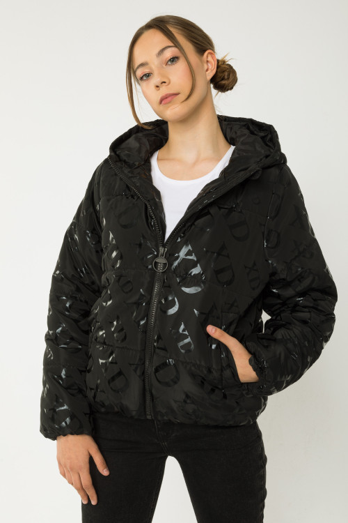 Czarna ocieplana pikowana kurtka z kapturem i nadrukami