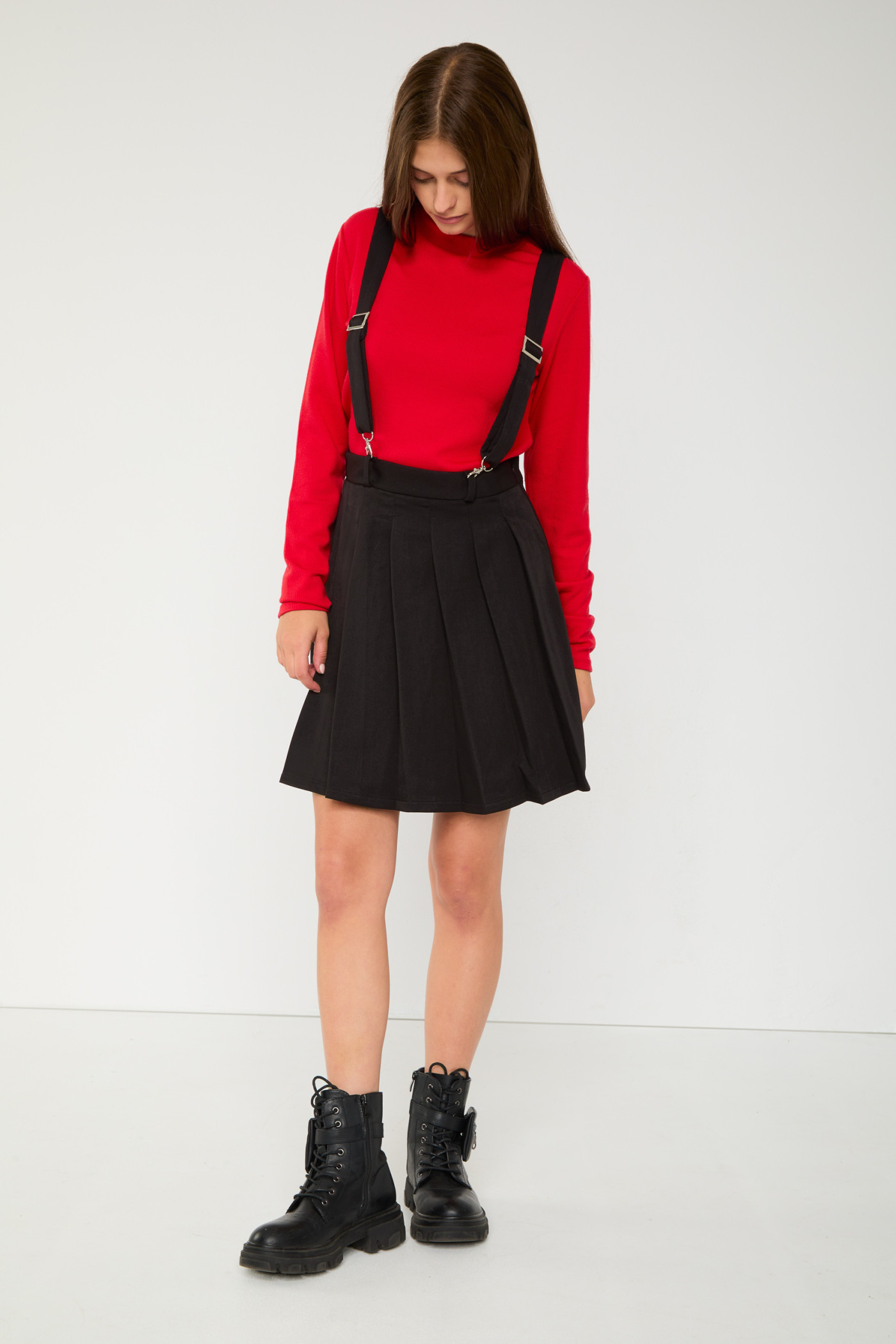 Czarna plisowana spódniczka z szelkami