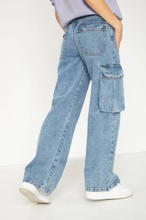 Niebieskie jeansy typu cargo
