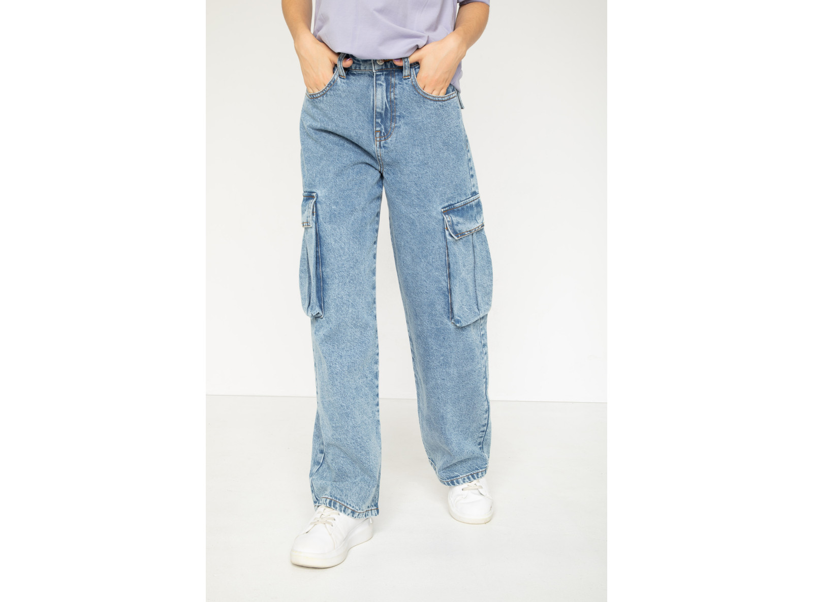 Niebieskie jeansy typu cargo