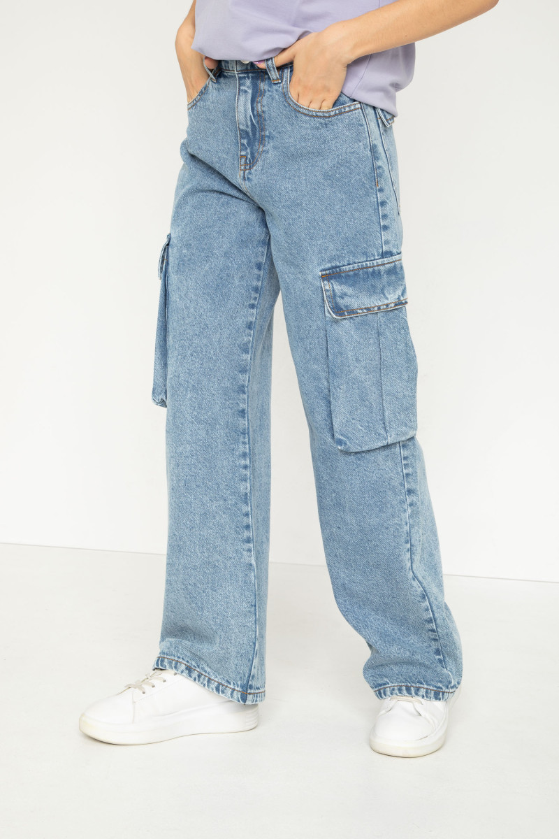 Niebieskie jeansy typu cargo