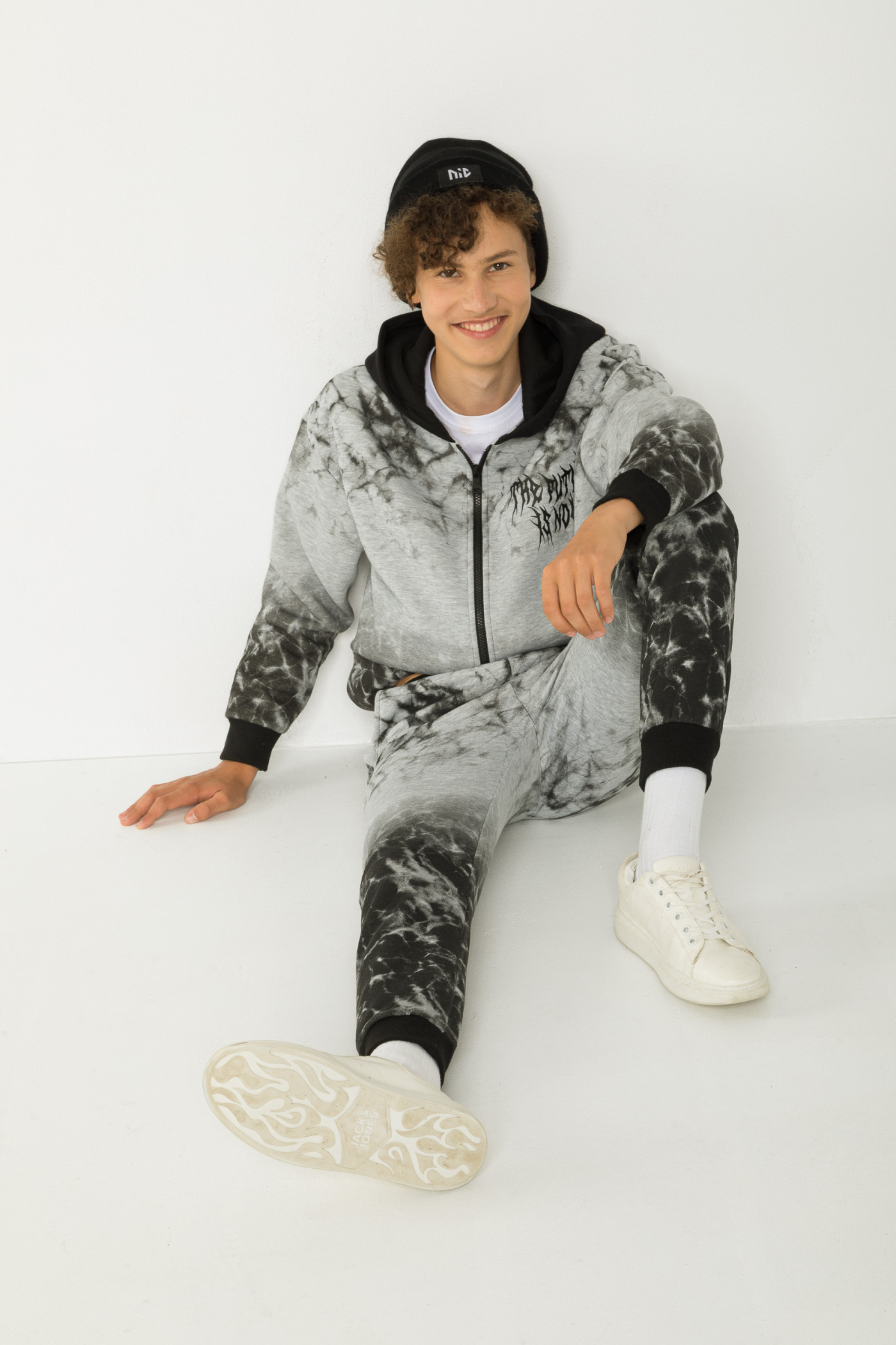 Szare spodnie dresowe z nadrukami