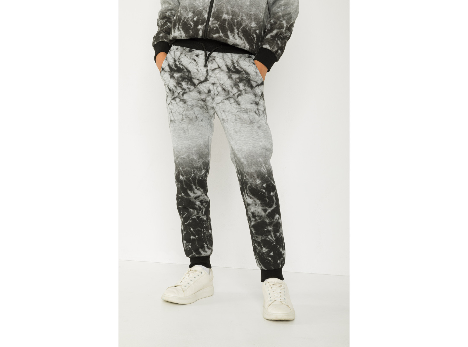 Szare spodnie dresowe z nadrukami