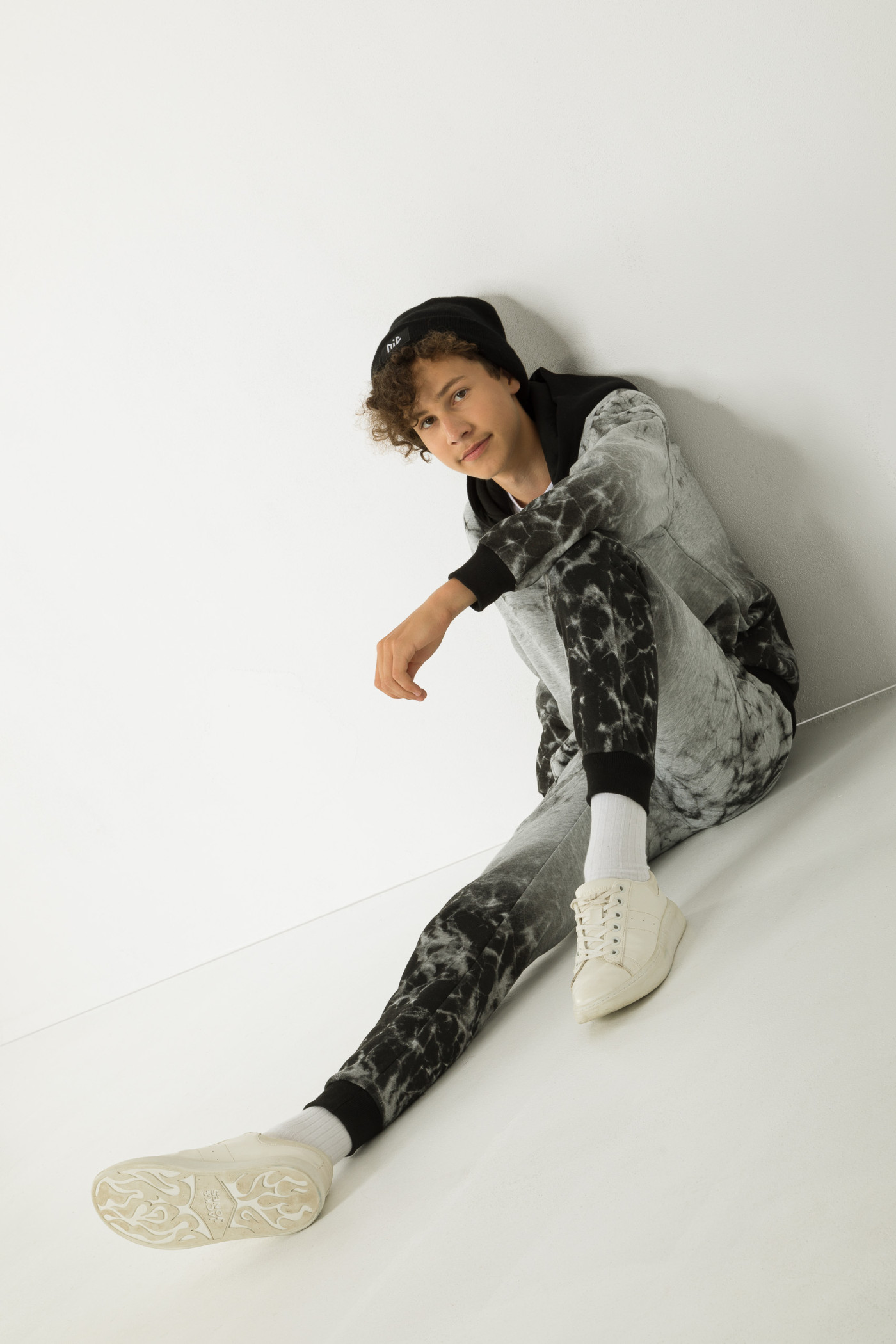 Szare spodnie dresowe z nadrukami