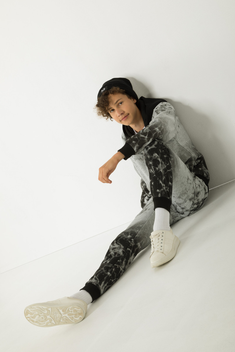 Szare spodnie dresowe z nadrukami