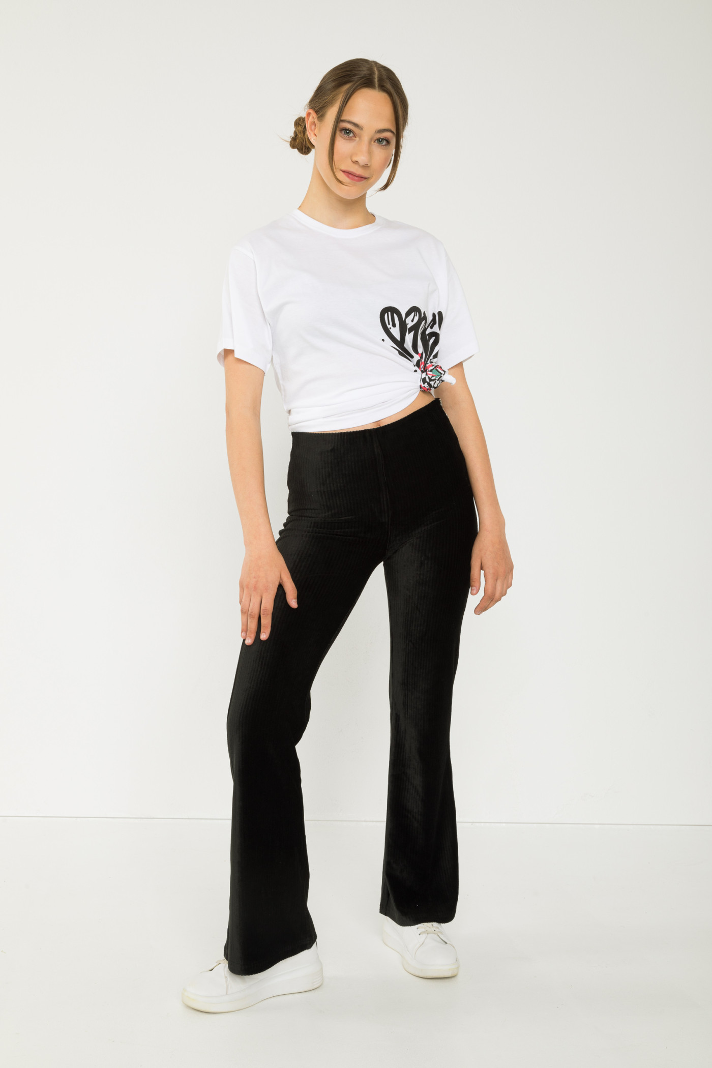 Czarne welurowe spodnie typu dzwony