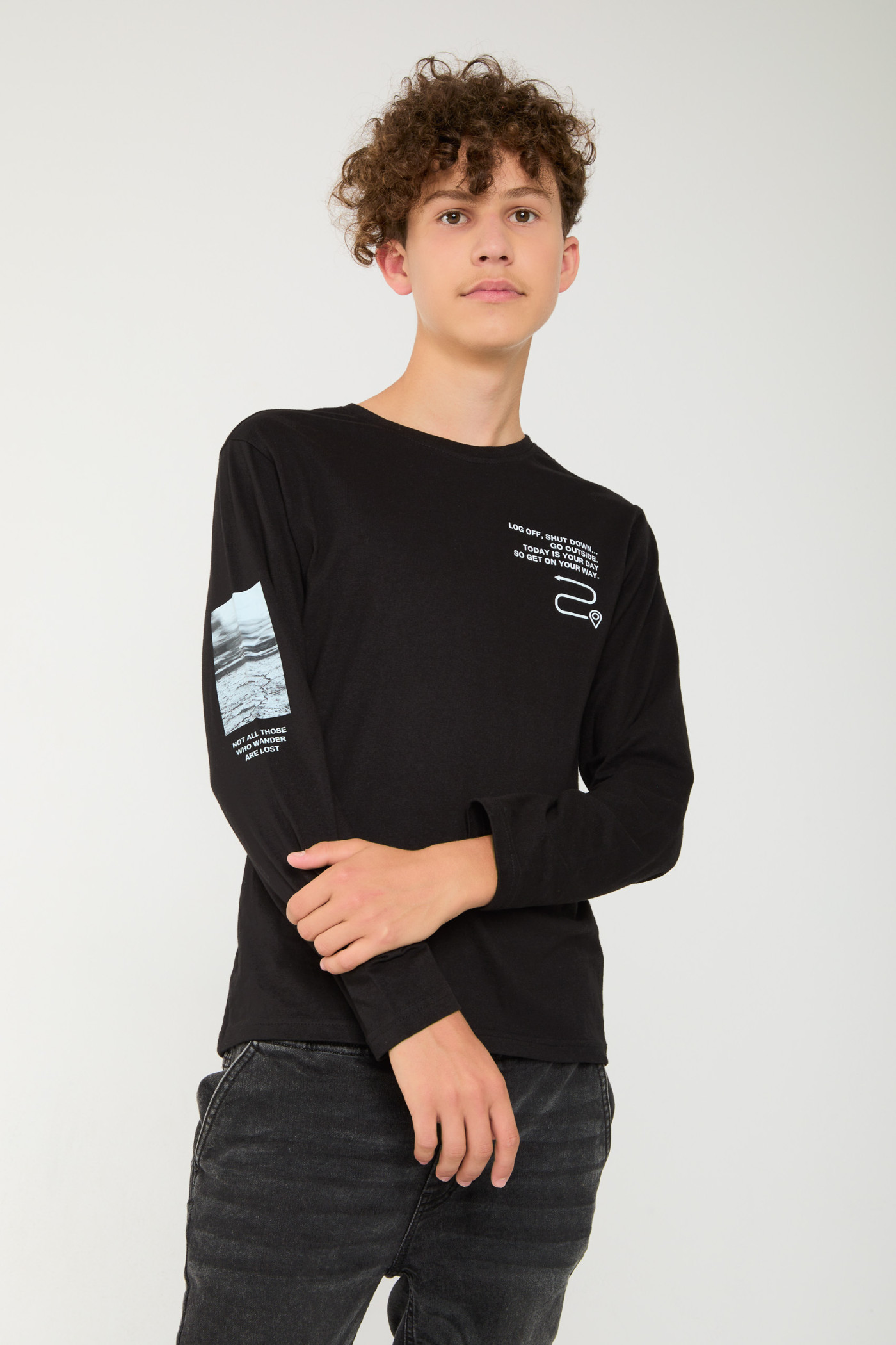 Czarna koszulka z długim rękawem i nadrukami
