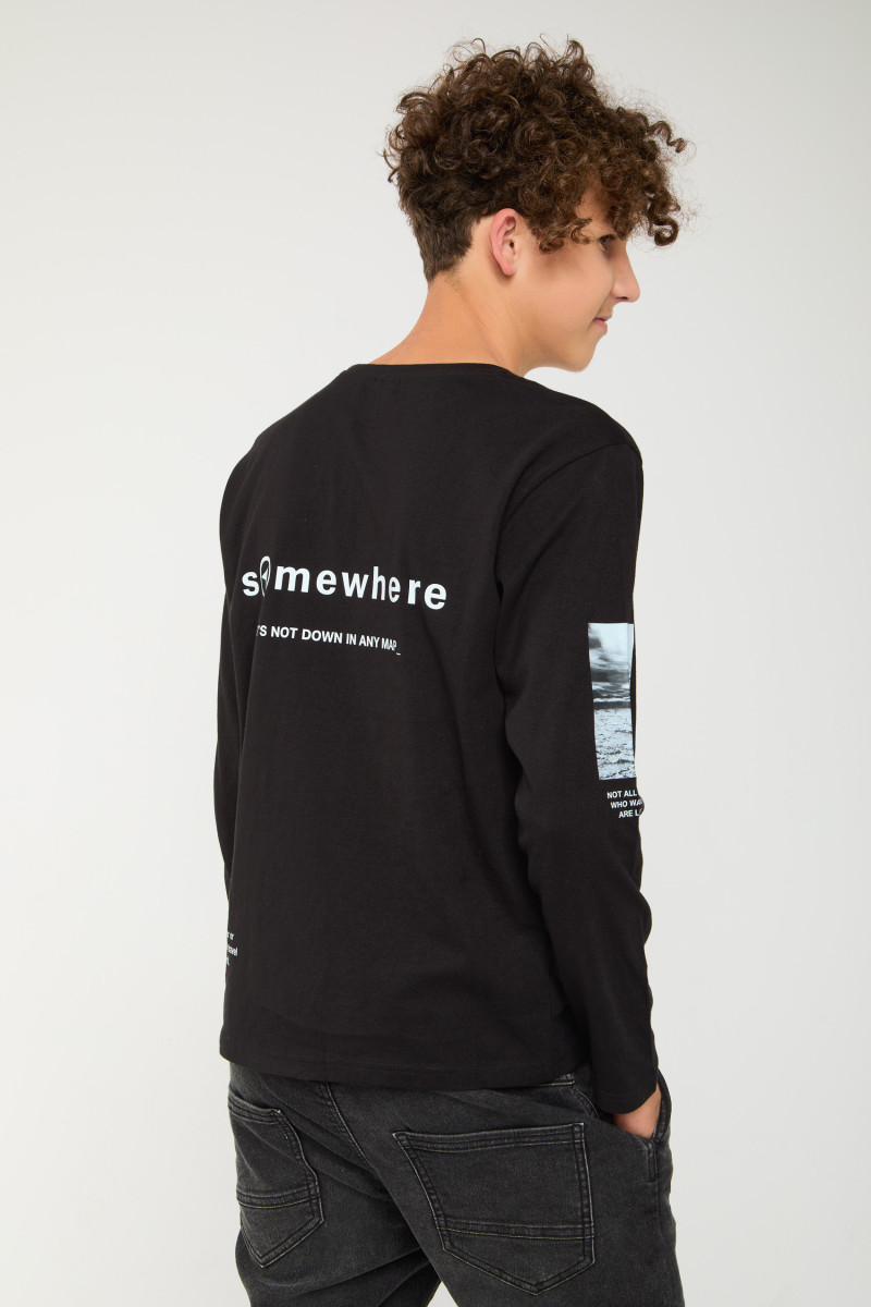 Czarna koszulka z długim rękawem i nadrukami