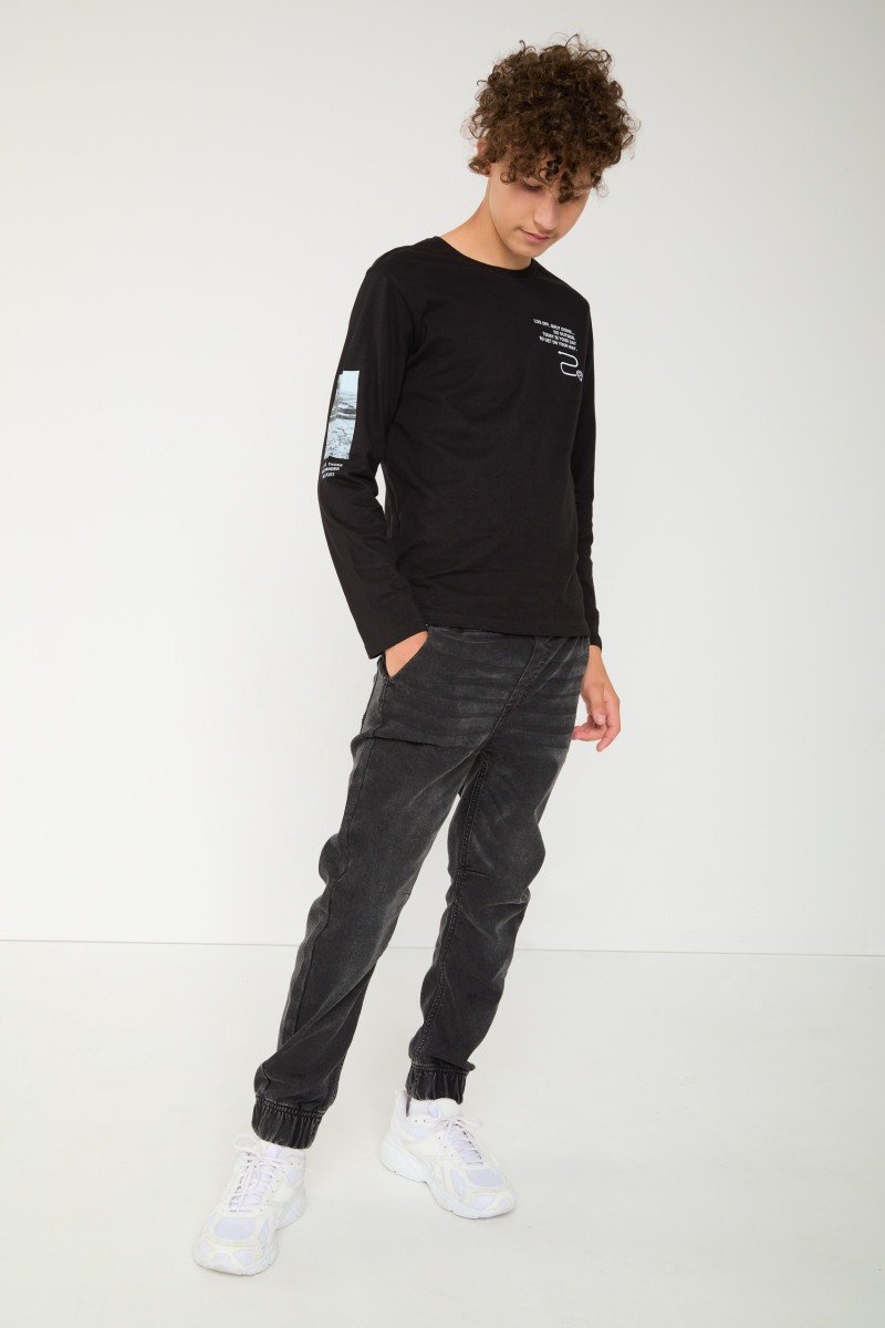 Czarna koszulka z długim rękawem i nadrukami