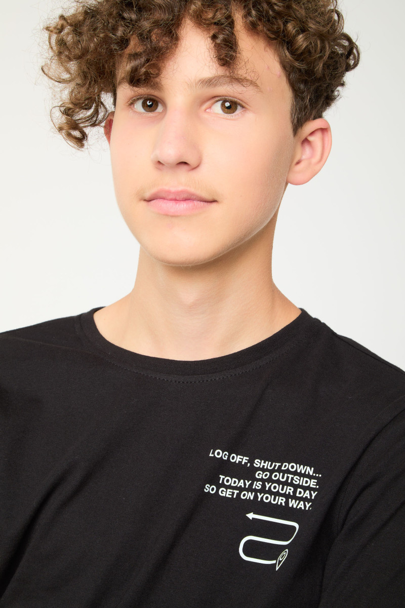 Czarna koszulka z długim rękawem i nadrukami