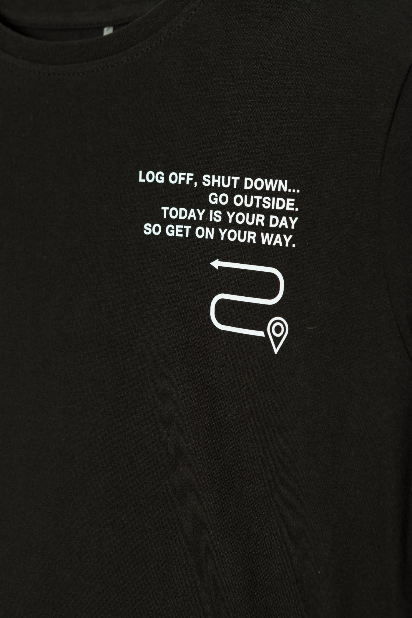 Czarna koszulka z długim rękawem i nadrukami