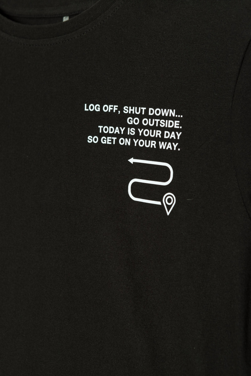 Czarna koszulka z długim rękawem i nadrukami