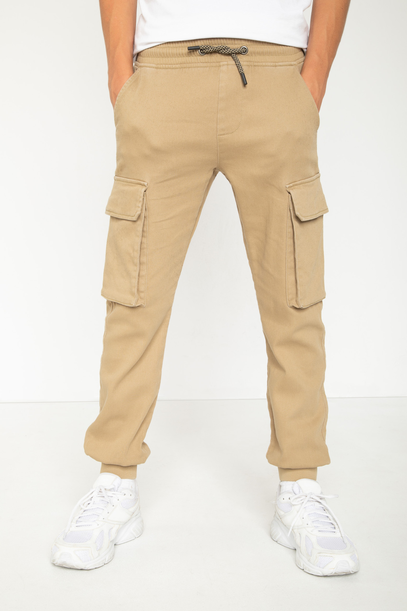 Beżowe spodnie typu cargo