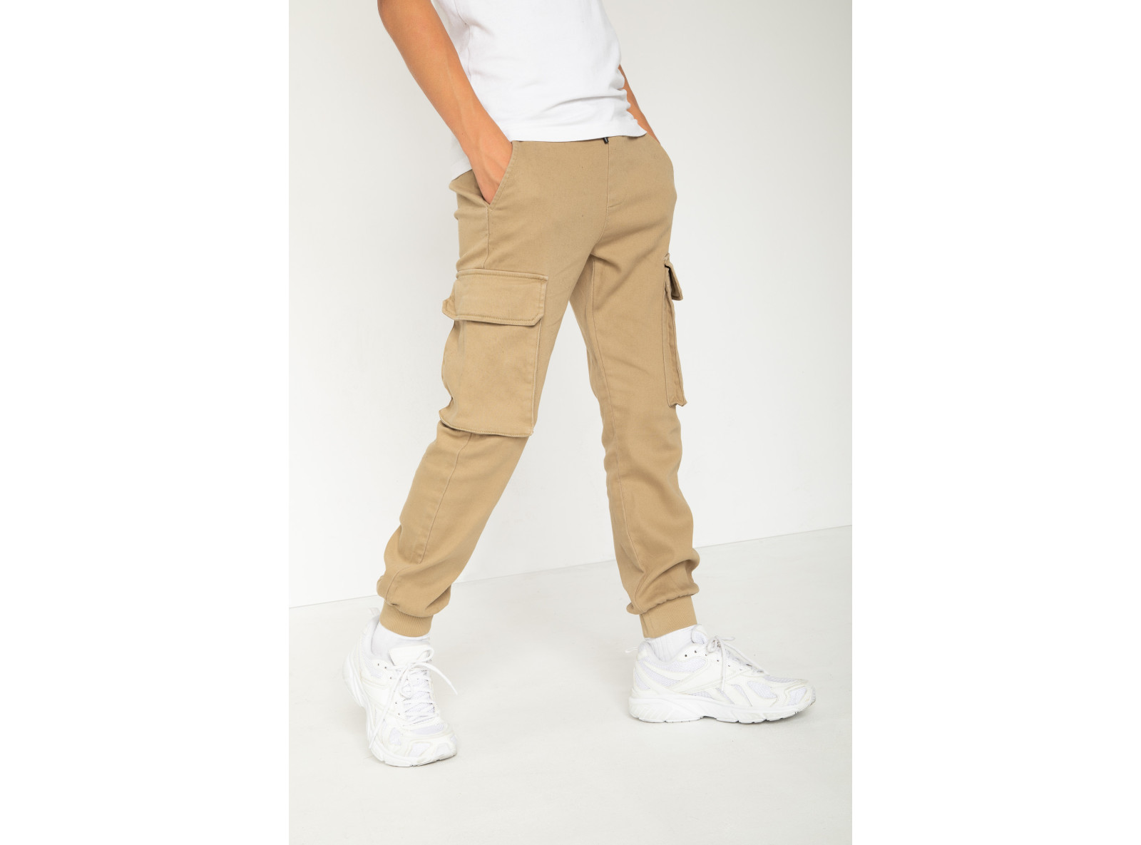Beżowe spodnie typu cargo