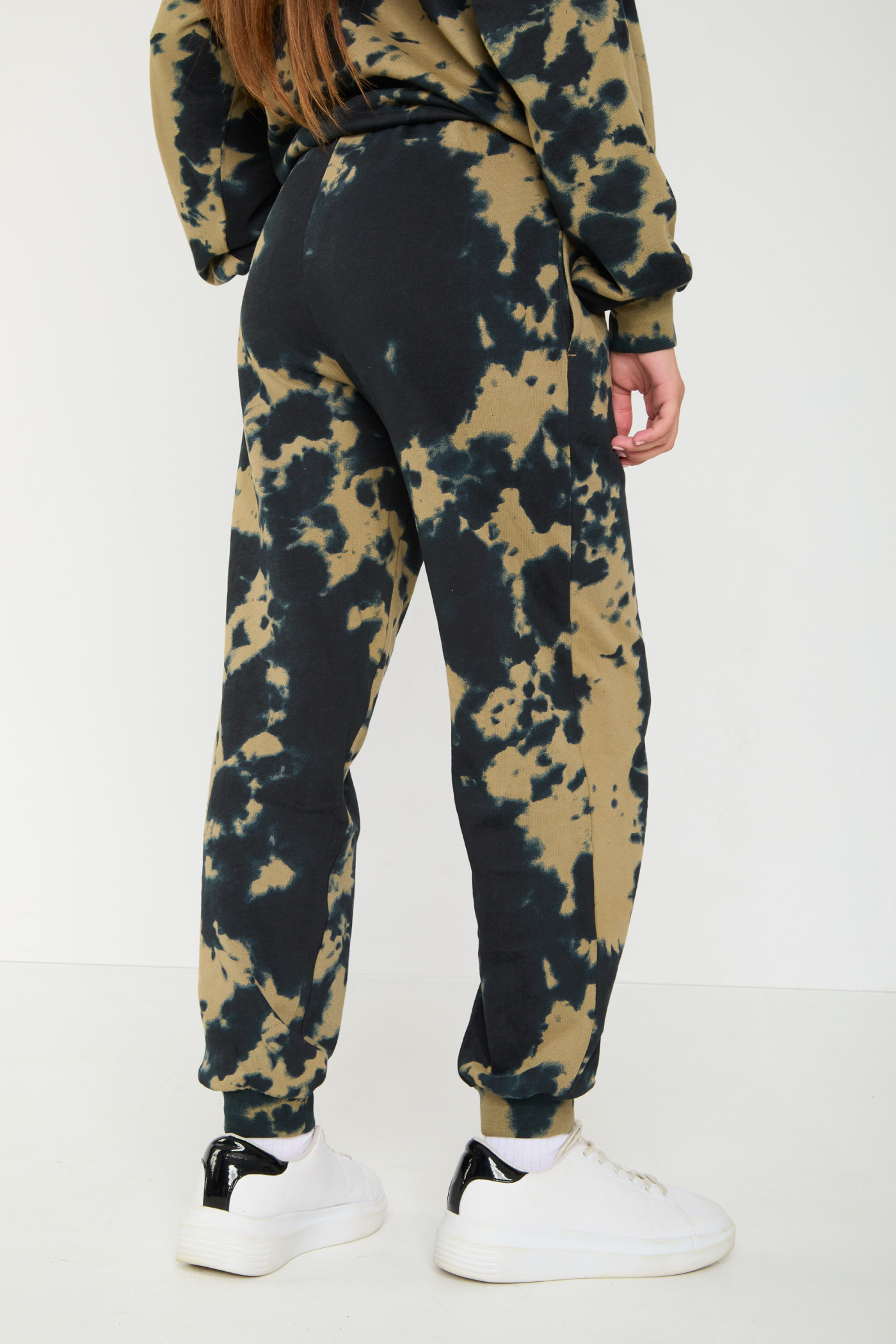 Czarno-zielone spodnie dresowe tie dye