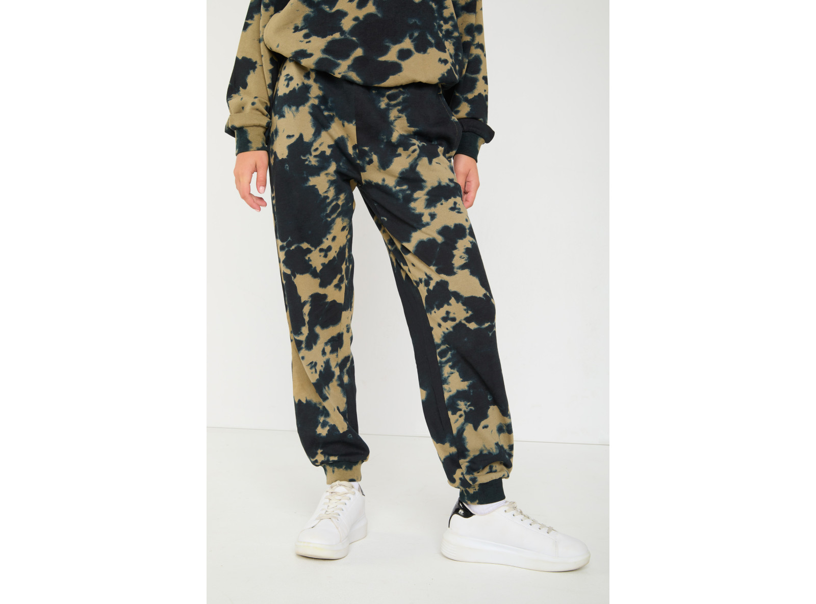 Czarno-zielone spodnie dresowe tie dye