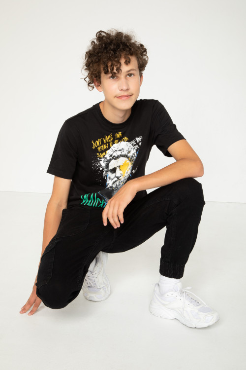 Czarny T-shirt z nadrukami