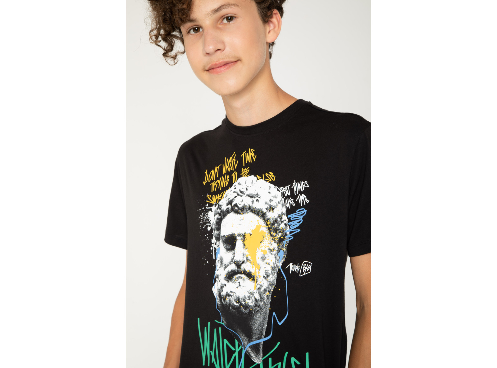 Czarny T-shirt z nadrukami