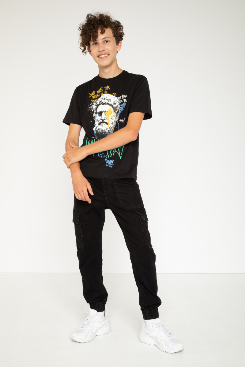 Czarny T-shirt z nadrukami