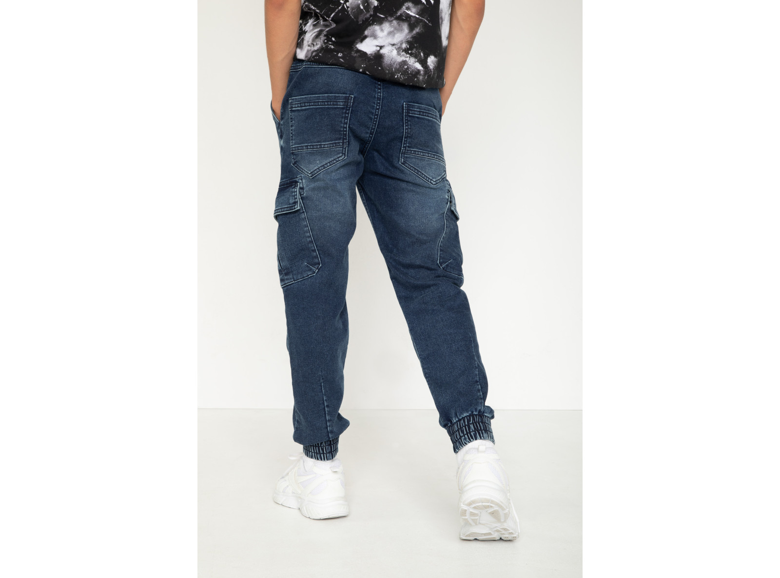 Niebieskie jeansowe spodnie jogger