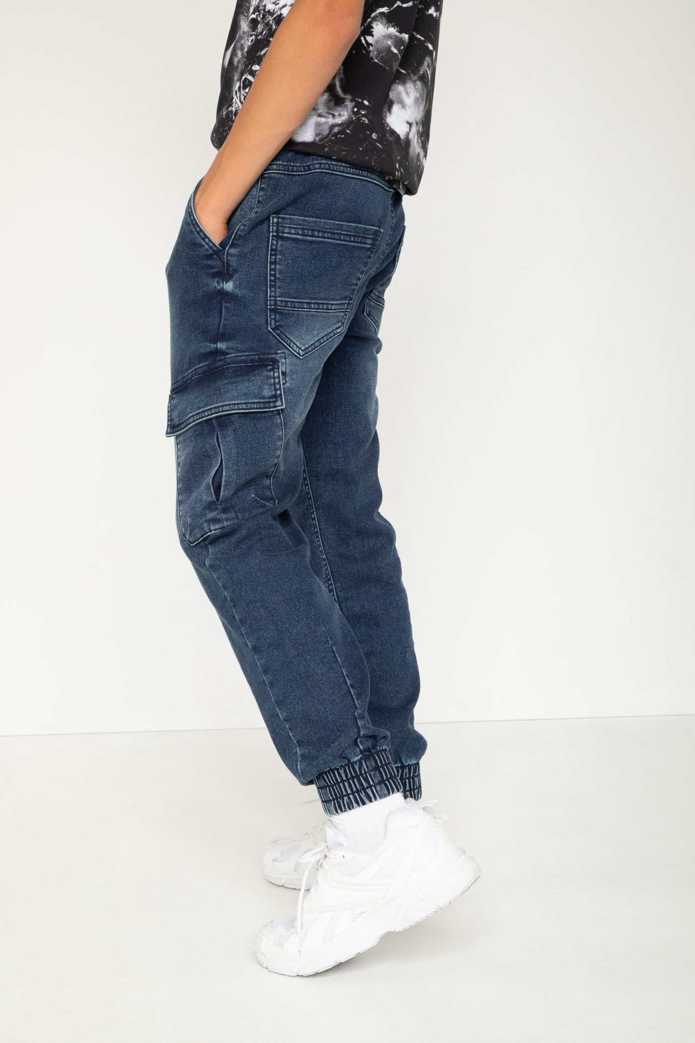 Niebieskie jeansowe spodnie jogger