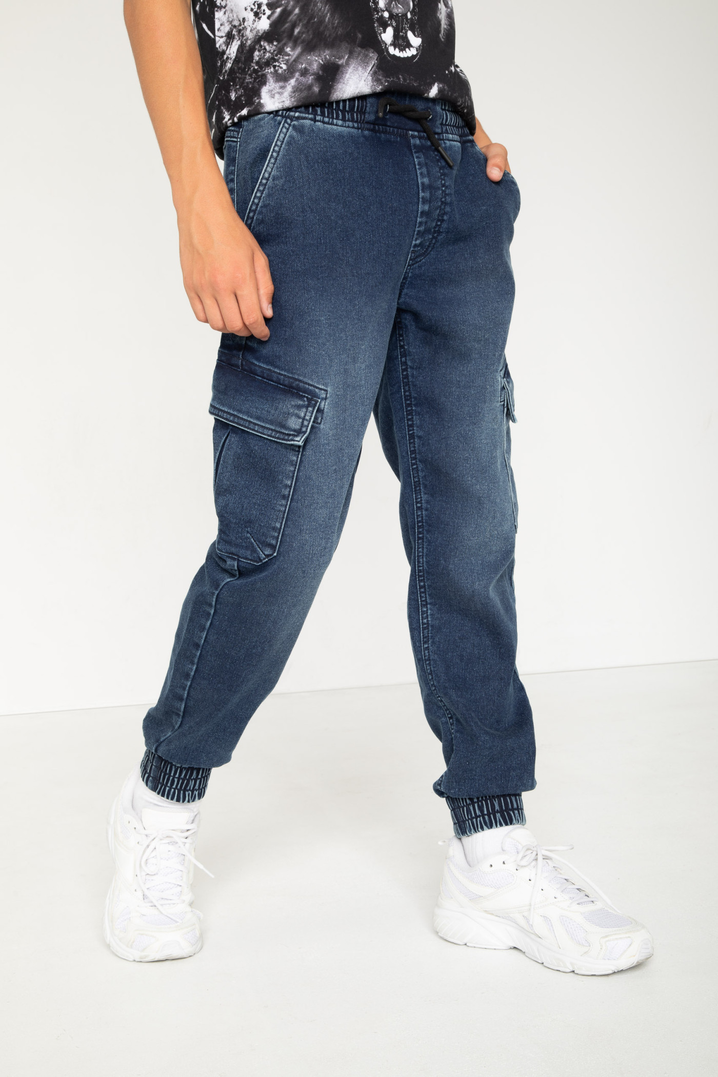Niebieskie jeansowe spodnie jogger