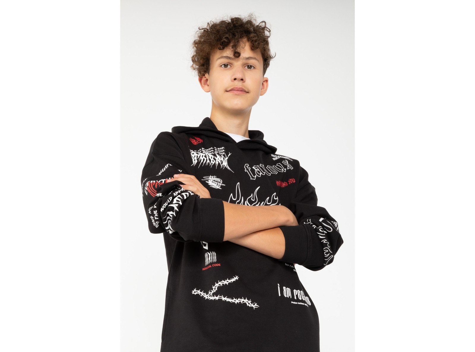 Czarna bluza dresowa z kapturem i nadrukami