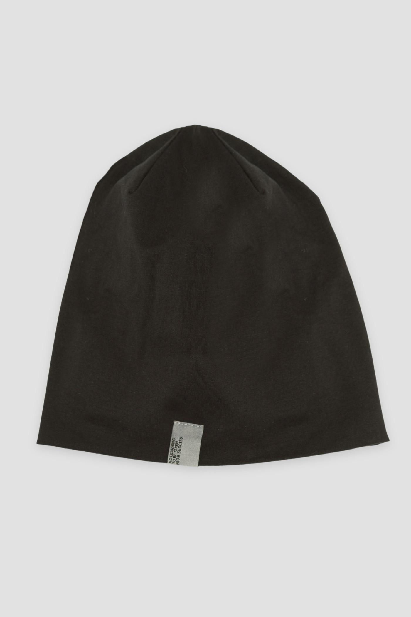 Czarna czapka z aplikacją