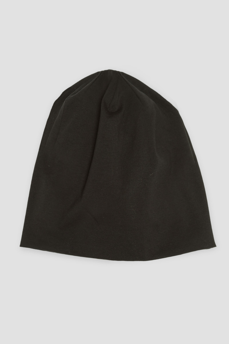 Czarna czapka z aplikacją