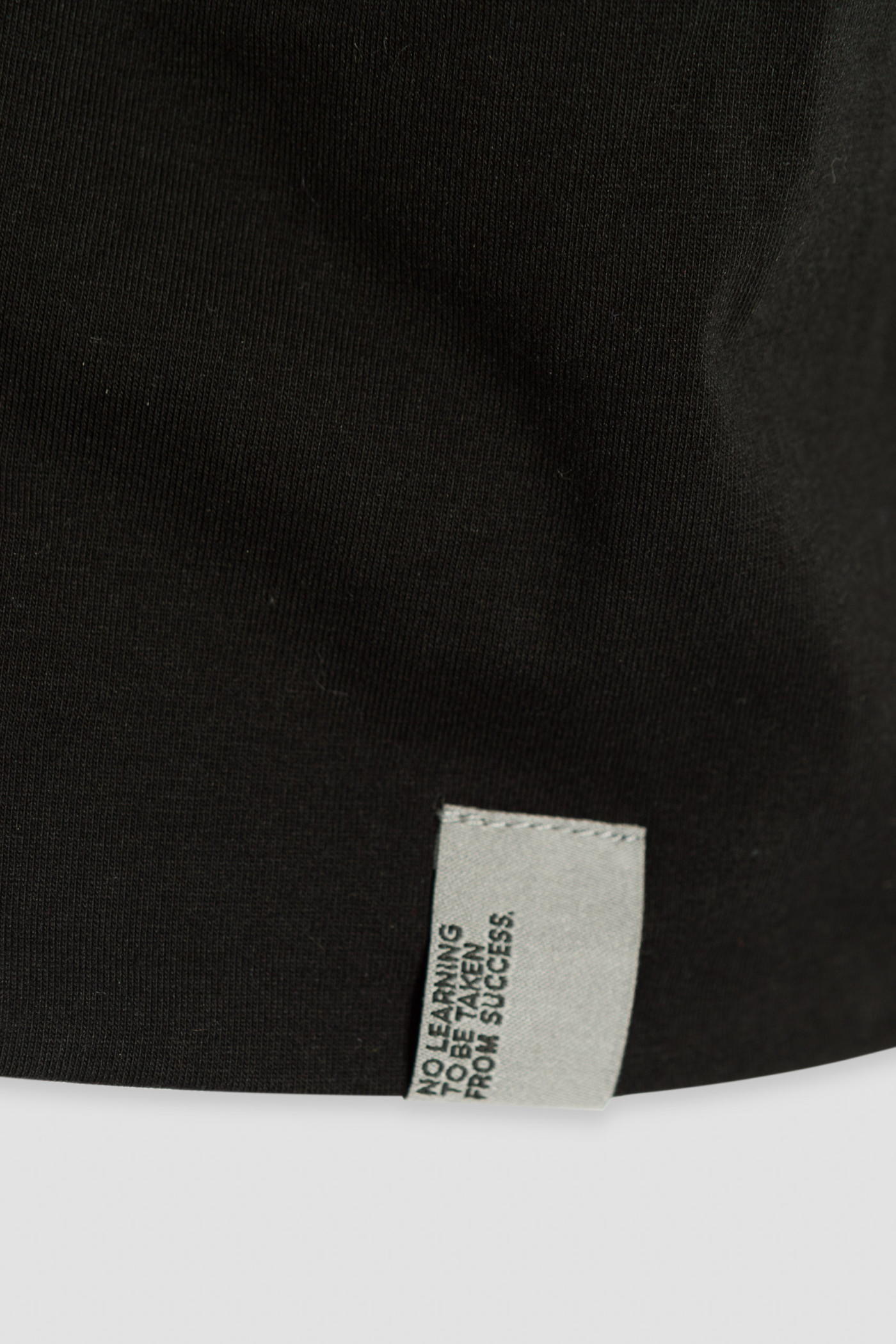 Czarna czapka z aplikacją