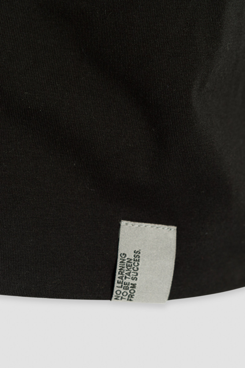 Czarna czapka z aplikacją