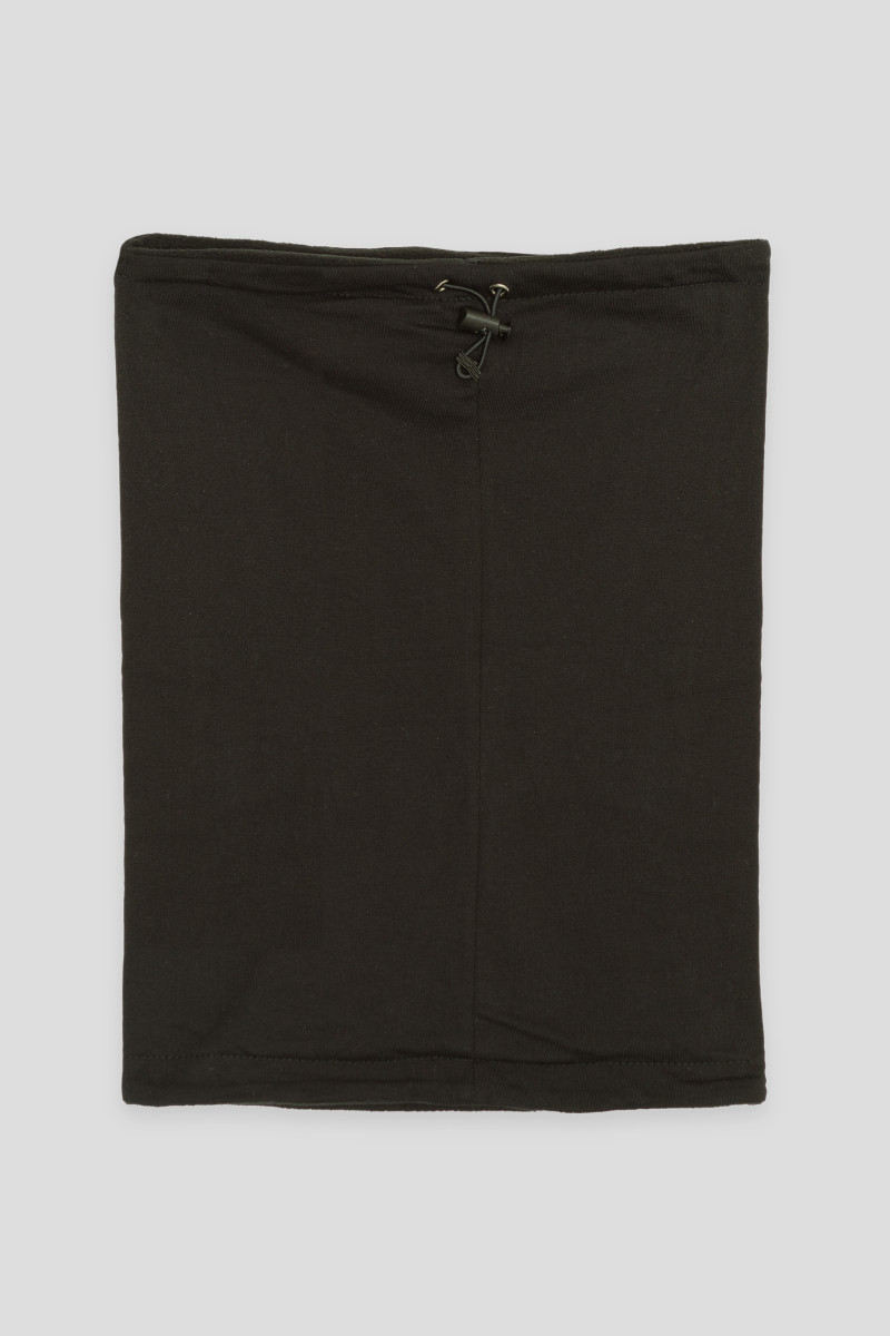 Czarny komin pod szyję z nadrukiem