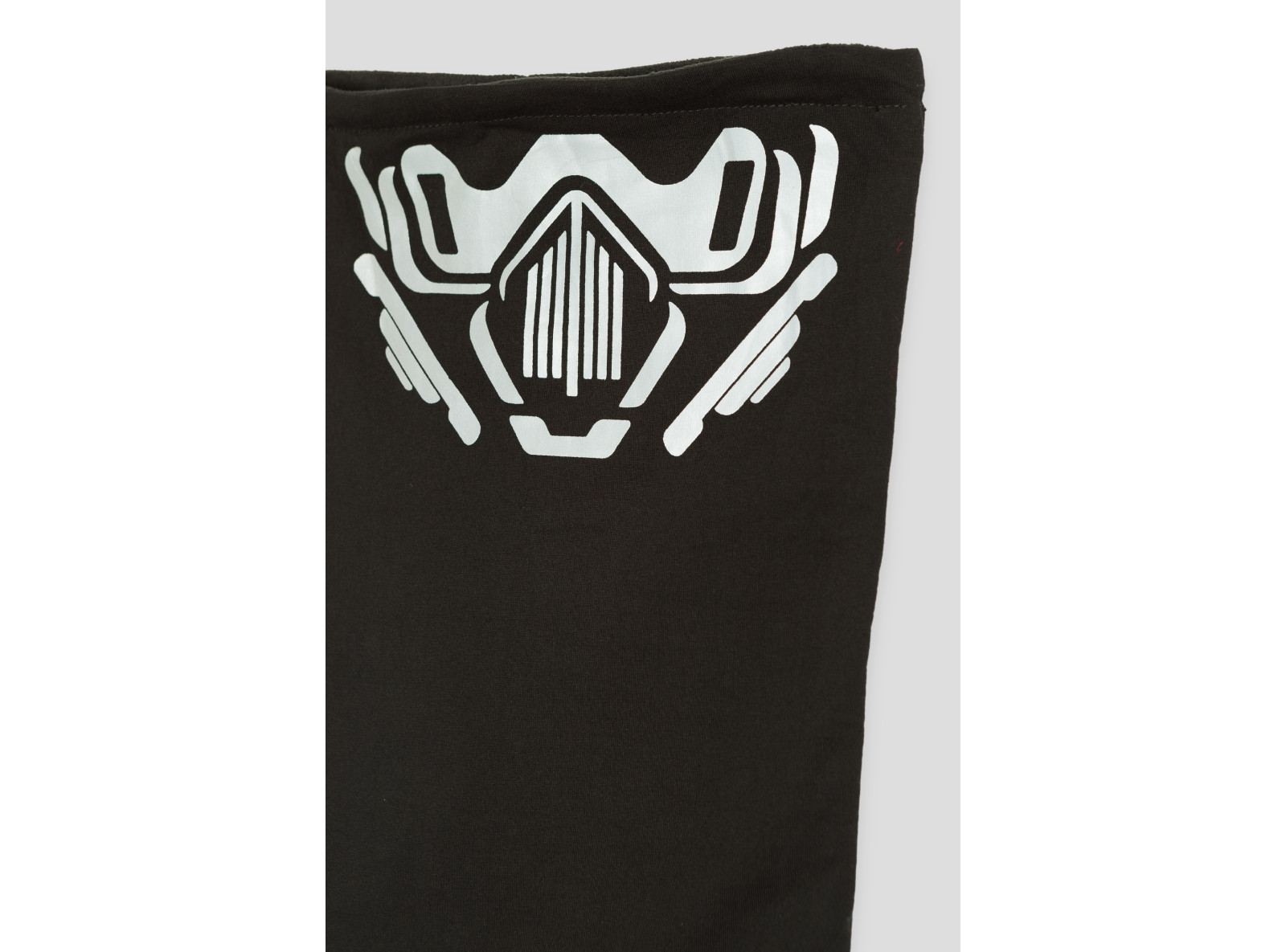 Czarny komin pod szyję z nadrukiem