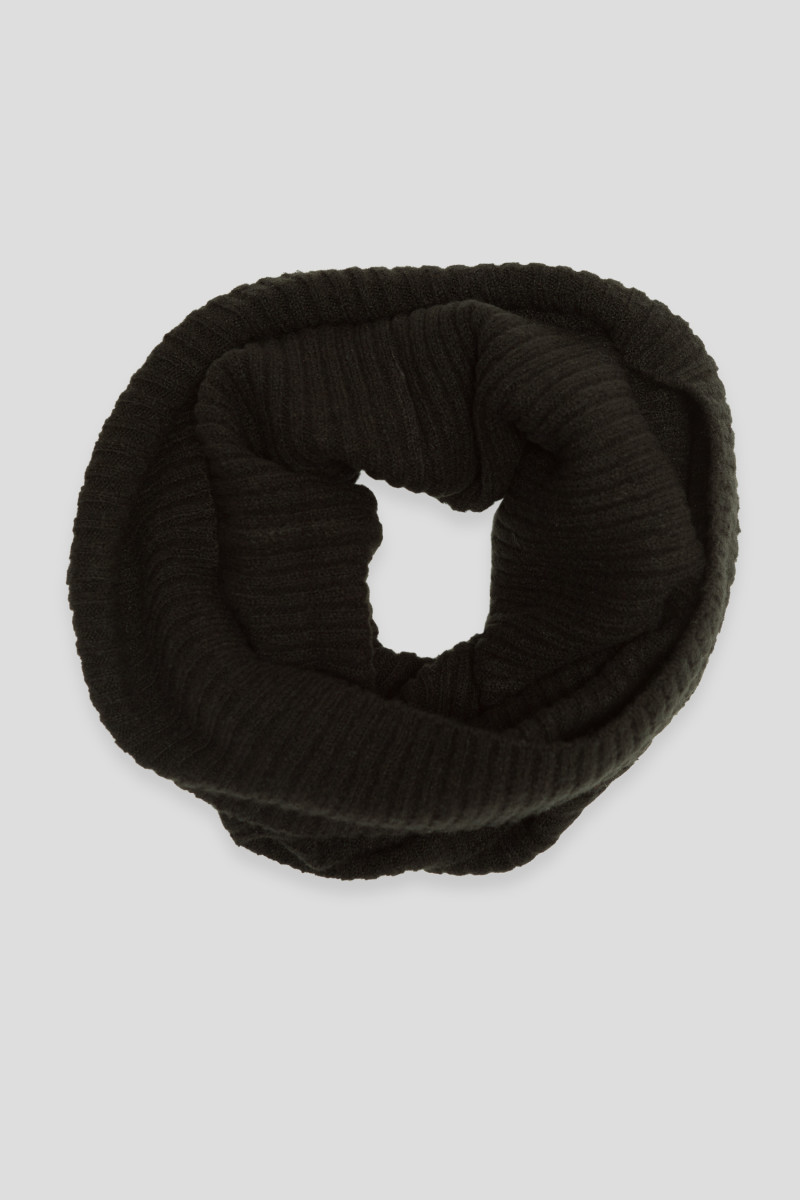 Czarny komin pod szyję, czarny