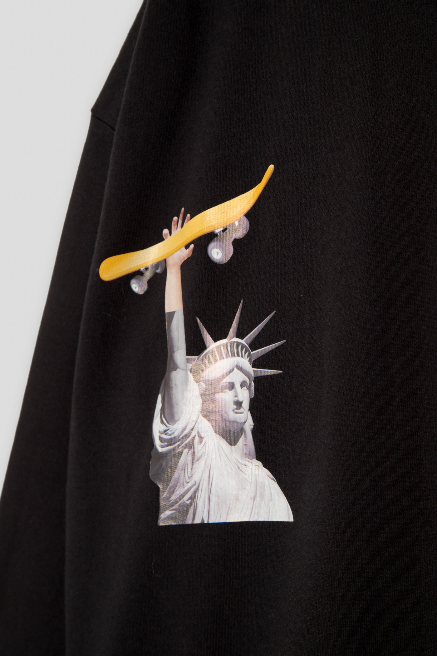 Czarna bluza dresowa z nadrukami